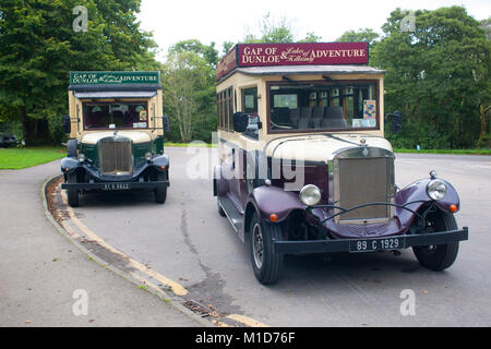 Une paire d'entraîneurs vintage offrant des visites guidées sur l'Anneau du Kerry, Irlande - John Gollop Banque D'Images