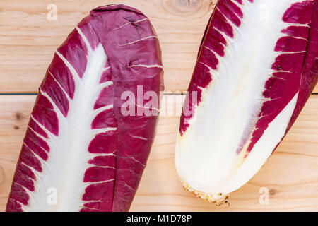 Deux têtes de radicchio sur un fond de bois, l'un montrant le haut de la plante et l'autre la base vue close up d'en haut Banque D'Images