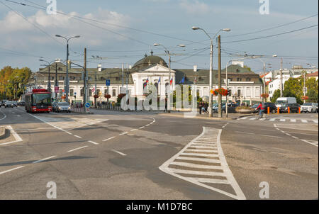 BRATISLAVA, Slovaquie - 25 septembre 2017 : les gens marchent le long Hodzovo square en face du palais Grassalkovich, résidence du président slovaque. Banque D'Images