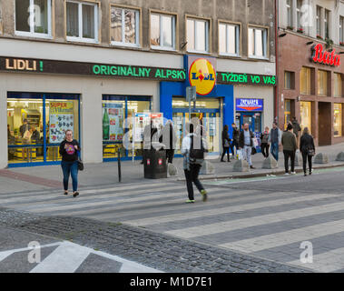 BRATISLAVA, Slovaquie - 25 septembre 2017 : visite du magasin Lidl non reconnus les gens en centre-ville. Lidl est une chaîne de supermarchés allemande remise globale, th Banque D'Images