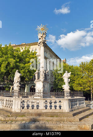 BRATISLAVA, Slovaquie - 26 septembre 2017 : Plaque ancienne colonne à Rybne Namestie ( ) à la place du poisson journée ensoleillée en vieille ville. Bratislava est un des Banque D'Images