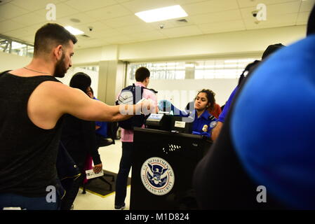 Fort-Lauderdale - le 22 janvier 2018 : la sécurité et du contrôle des passeports à l'Aéroport International de Fort-Lauderdale (Floride) Banque D'Images