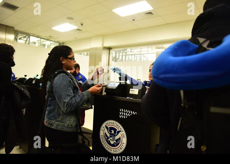 Fort-Lauderdale - le 22 janvier 2018 : la sécurité et du contrôle des passeports à l'Aéroport International de Fort-Lauderdale (Floride) Banque D'Images