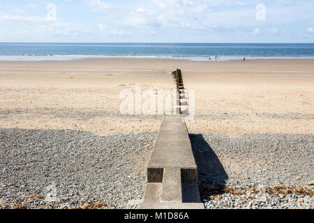 La plage avec vue mer dans la défense Llanaber près de Barmouth Gwynedd North Wales UK Banque D'Images