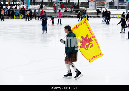 Un patineur en Vieux Port de Montréal portant l'étendard royal d'Écosse, célébrant leur ascendance écossaise dans le grand canadien annuel Kilt Skate Banque D'Images