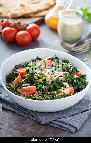 Kale et Salade de quinoa aux tomates Banque D'Images