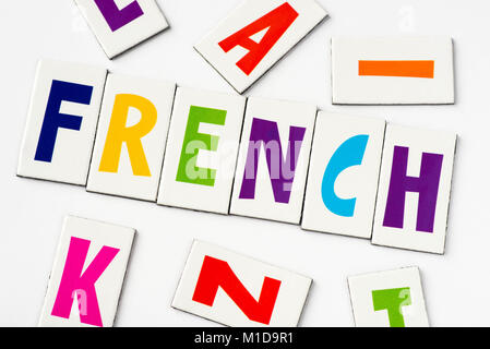 Mot de Français lettres colorées sur fond blanc Banque D'Images
