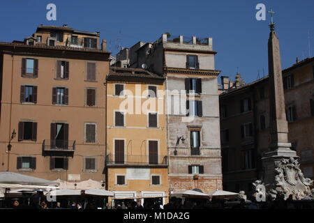 Détails sculpturaux sur fontaine dans le La Place du Panthéon, à Rome, Italie Banque D'Images