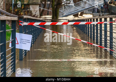 ISSY LES MOULINEAUX, près de PARIS, FRANCE - Le 24 janvier, lors de l'inondation de l'hiver, un panneau interdit l'accès à la rivière où il est écrit - Banque D'Images