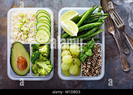 Les conteneurs verts préparation des repas végétaliens avec du riz et légumes Banque D'Images