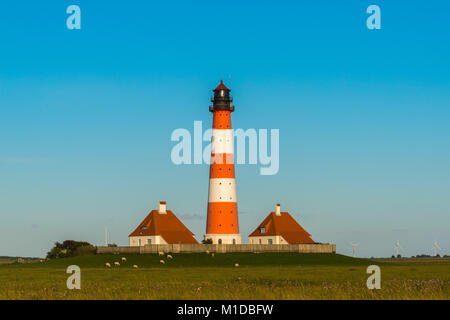 Allemagne les plus célèbre phare Westerheversand dans les marais salés de la mer du Nord, Büsum, Frise du Nord, Schleswig-Holstein, Allemagne, Europe Banque D'Images