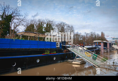 ISSY LES MOULINEAUX, près de PARIS, FRANCE - 24 janvier 2018 : l'accès difficile aux barges le long de la Seine à cause de la montée des eaux au cours de winte Banque D'Images