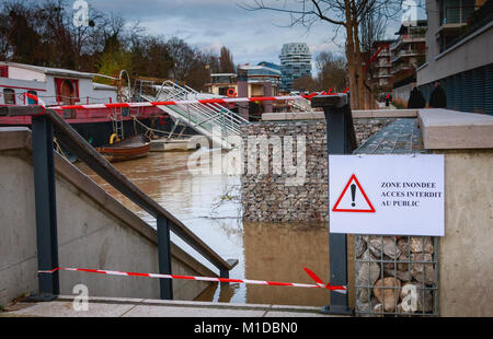 ISSY LES MOULINEAUX, près de PARIS, FRANCE - Le 24 janvier, lors de l'inondation de l'hiver, un panneau interdit l'accès à la rivière où il est écrit - Banque D'Images