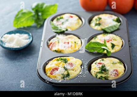 Oeufs sains muffins, mini frittatas aux tomates Banque D'Images