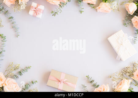 Boîtes cadeaux ou présents et fleurs cadre sur fond bleu d'en haut, copy space Banque D'Images