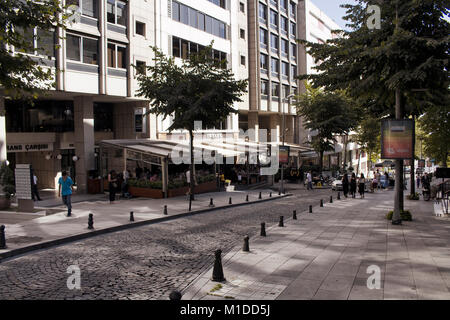 Vue d'une rue principale appelée Abdi Ipekci Avenue de Nisantasi / Istanbul c'est un quartier commerçant et résidentiel. Banque D'Images