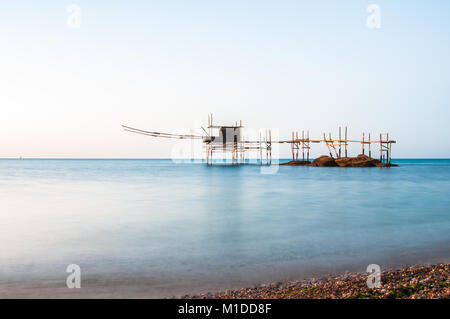 Heure bleue au Parc Naturel de Punta Aderci et Costa dei trabocchi, Abruzzes, Mer Adriatique, Italie Banque D'Images