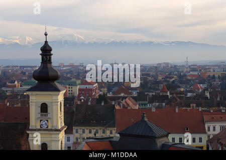 Ville de Sibiu et les montagnes des Carpates en Roumanie Banque D'Images