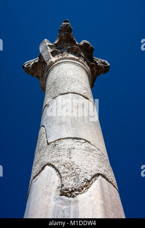 Colonne de marbre ancien contre le ciel bleu. L'église Saint-Jean à Selçuk / Éphèse Banque D'Images