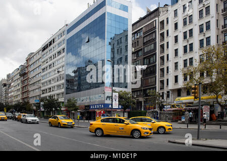 Vue sur rue principale appelée 'Halaskargazi' Avenue dans le district de Sisli à Istanbul. Les taxis et les bâtiments sont dans la vue. Banque D'Images