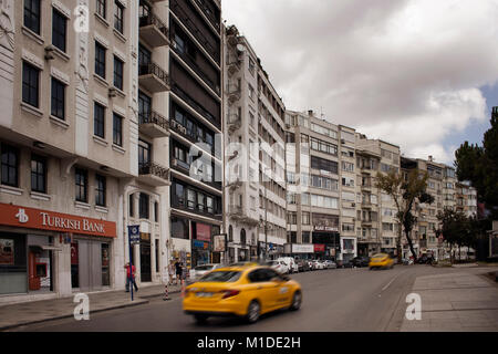 Voir des voitures en mouvement flou et bâtiments de Nisantasi / Istanbul c'est un quartier commerçant et résidentiel. Banque D'Images