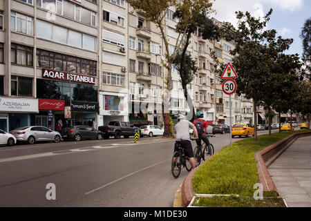 Vue de deux bicyclettes riders et les bâtiments en arrière-plan de Nisantasi / Istanbul c'est un quartier commerçant et résidentiel. Banque D'Images