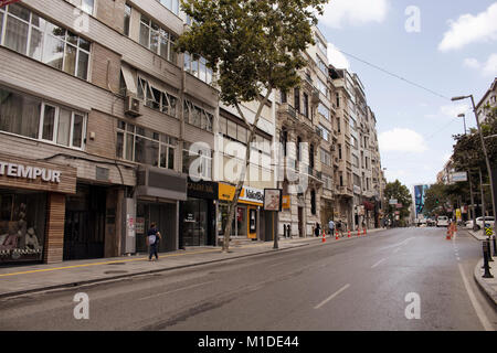 Vue d'une rue principale appelée 'Vali Konagi Avenue' dans de Nisantasi / Istanbul c'est un quartier commerçant et résidentiel. Banque D'Images