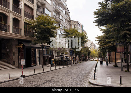 Vue d'une rue principale appelée 'Abdi İpekci Avenue' de Nisantasi / Istanbul c'est un quartier commerçant et résidentiel. Banque D'Images