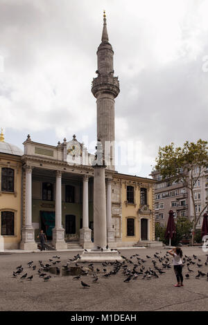 Girl stand à Tesvikiye mosquée. Il s'agit d'une structure néo-baroque dans le quartier de Nisantasi / Tesvikiye Istanbul. Textes du Coran et de l'Empire Ottoman Banque D'Images