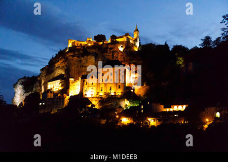 Voyage sur un train routier pour voir Rocamadour lit up at night Banque D'Images