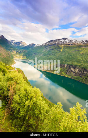 Locations de tourisme et voyage. Belle vue sur vue magique de Flydalsjuvet Geirangerfjorden Norvège, Scandinavie. Banque D'Images