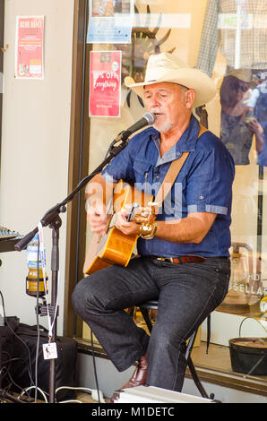 Un homme âgé de la rue singer, à Tamworth Australie Country Music Festival 2018. Banque D'Images