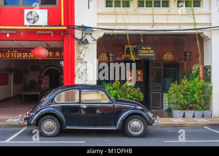 Vieille voiture Volkswagen Beetle à l'extérieur de la Chine Inn Cafe, restaurant, la vieille ville de Phuket, Thaïlande, Banque D'Images