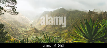 Agava plantes et de montagnes rocheuses, dans la vallée de Xoxo à Santo Antao, l'île du Cap Vert. Vue panoramique tourné Banque D'Images