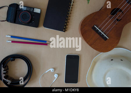 La notion de voyage. Hors de la Traveler accessoires. Télévision jeter voyageur en arrière-plan avec copie espace. Vintage tone Banque D'Images