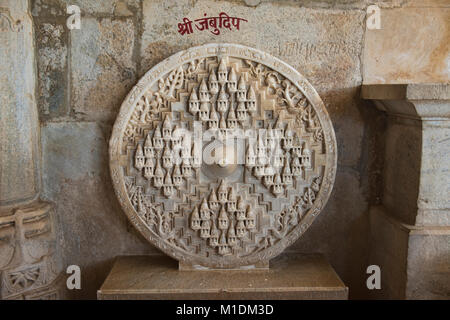 Finement sculptée chiffres à l'éblouissant en Temple Ranakpur Jain, Rajasthan, Inde Banque D'Images