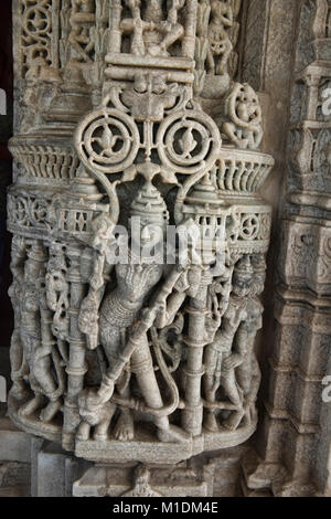 Finement sculptée chiffres à l'éblouissant en Temple Ranakpur Jain, Rajasthan, Inde Banque D'Images