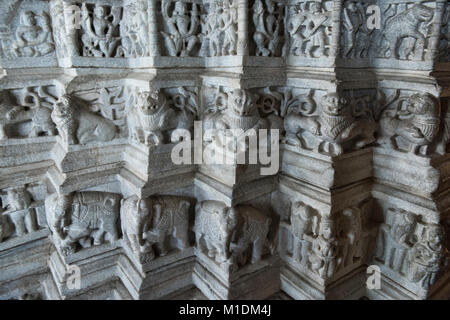 Finement sculptée chiffres à l'éblouissant en Temple Ranakpur Jain, Rajasthan, Inde Banque D'Images