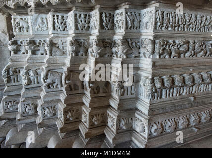 Finement sculptée chiffres à l'éblouissant en Temple Ranakpur Jain, Rajasthan, Inde Banque D'Images