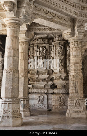 Finement sculptée chiffres à l'éblouissant en Temple Ranakpur Jain, Rajasthan, Inde Banque D'Images