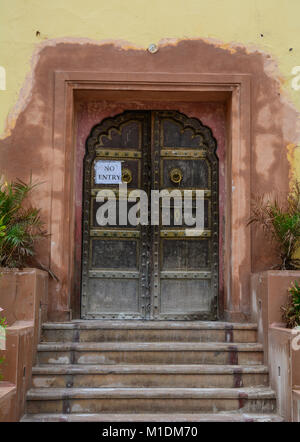 Porte en bois, avec l'avis du Conseil de l'ancien palace à Jaipur, Inde. Banque D'Images