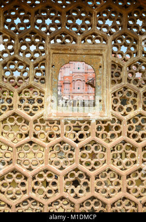 Belles sculptures en grès jaune sur le mur de l'ancien palace à Jaipur, Inde. Banque D'Images