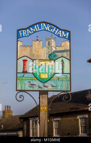 Framlingham, Suffolk, UK. Le panneau du village dans la région de Market HIll. Banque D'Images