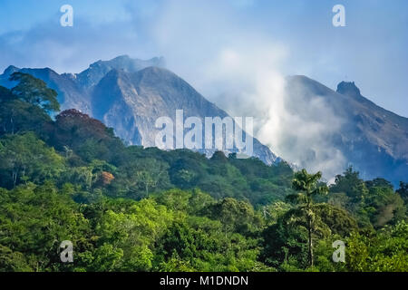 Gunung Sibayak majestueux volcan de Sumatra en Indonésie Banque D'Images