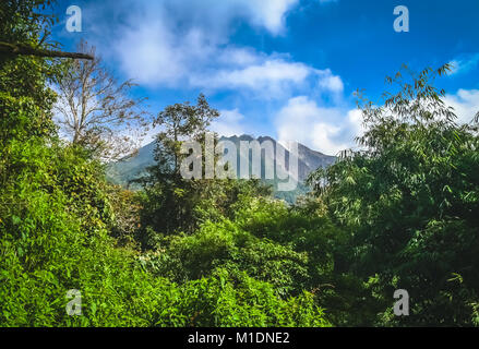 Gunung Sibayak majestueux volcan de Sumatra en Indonésie Banque D'Images