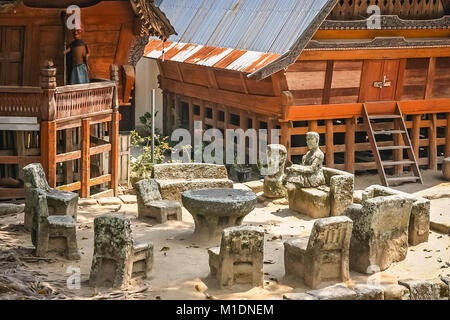 Traditionnel et historique ancienne cour de droit de l'bataks Toba, sous la forme d'un ensemble de chaises en pierre, Ambarita village, Sumatra, Indonésie Banque D'Images