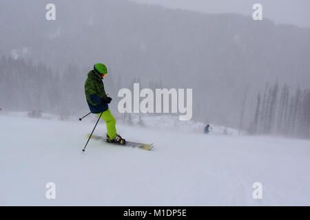 Skieur dans une forte pente enneigée, dans le blizzard de l'hiver, la montagne de ski Aleko, Vitosha, Bulgarie Banque D'Images