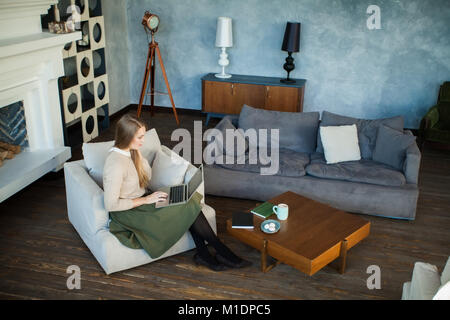 Jeune femme à l'aide d'ordinateur portable et de travailler avec de nouveaux projet de démarrage au bureau à domicile Banque D'Images