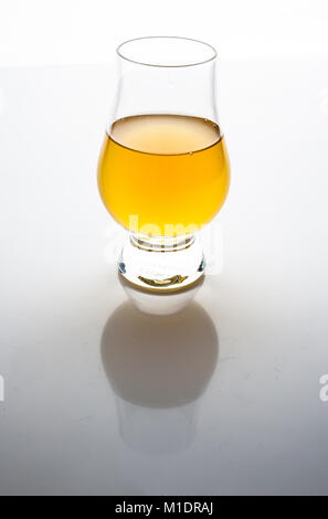 Vinaigre de pomme en verre transparent sur fond blanc avec la réflexion Banque D'Images