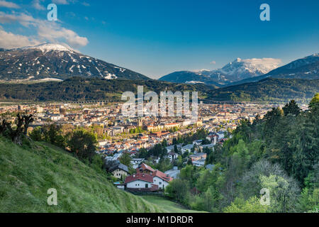 Centre d'Innsbruck en basse vallée de l'Inn, Grosse Loffler massif dans Alpes de Zillertal couverte de neige à la fin d'avril dans la distance, Innsbruck, Autriche Banque D'Images